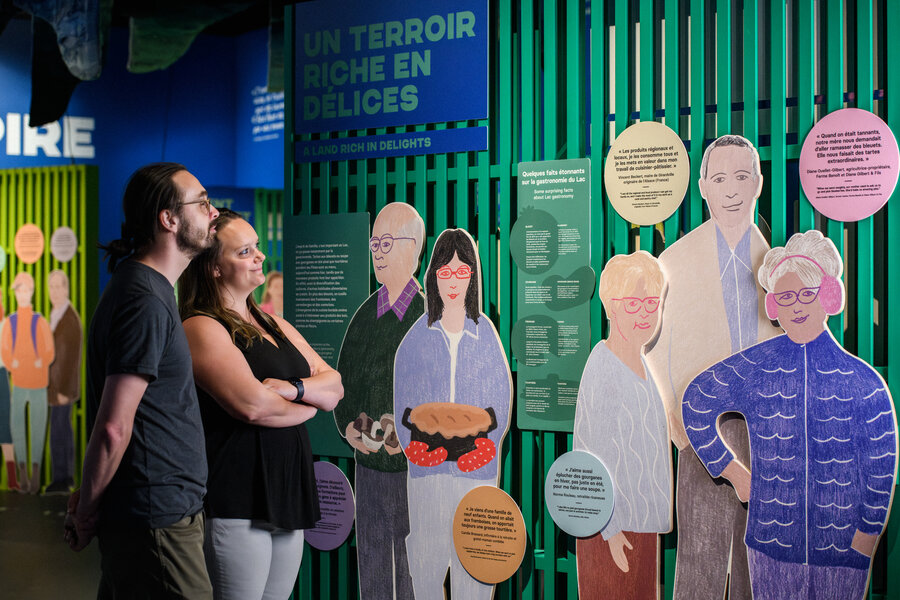 Deux visiteurs découvrant l'exposition Le monde du Lac