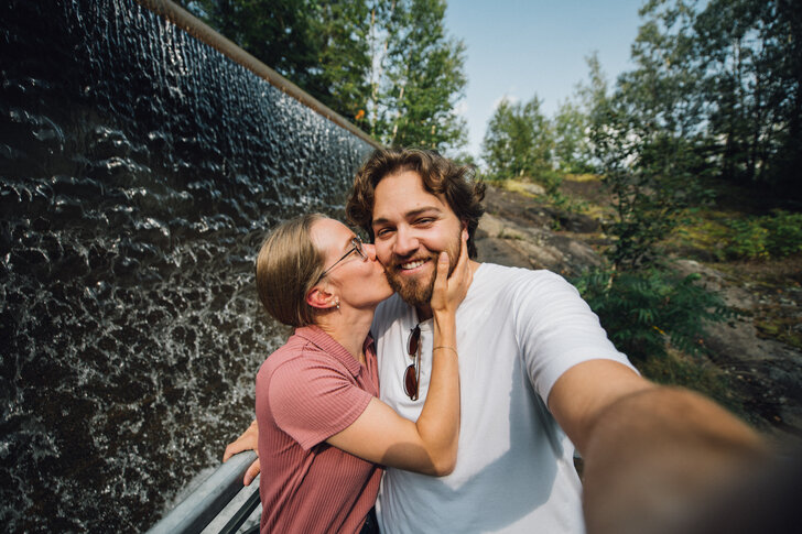 Selfie devant les ruines de l’Isle‑Maligne et chute d’eau