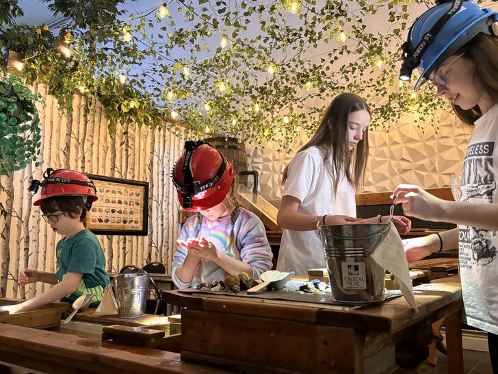 Enfants participant à un atelier de recherche de cristaux