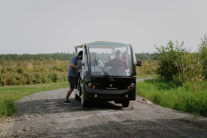 Visite de verger en navette électrique dans les champs
