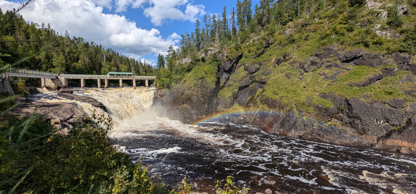 Arc-en-ciel au-dessus des chutes du Trou de la Fée