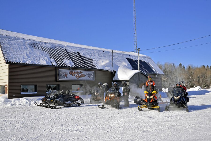 Motoneigistes en arrêt au Relais des Buttes en hiver