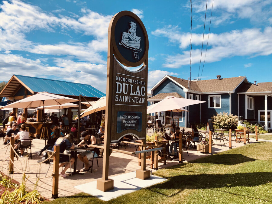 Terrasse de la Microbrasserie du Lac Saint-Jean par temps ensoleillé