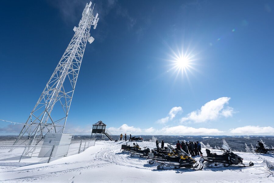 Motoneigistes au sommet du mont Apica avec vue panoramique