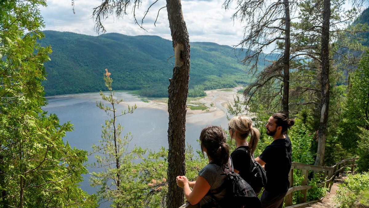 Groupe de jeune admirant la baie de l'Anse depuis un sentier