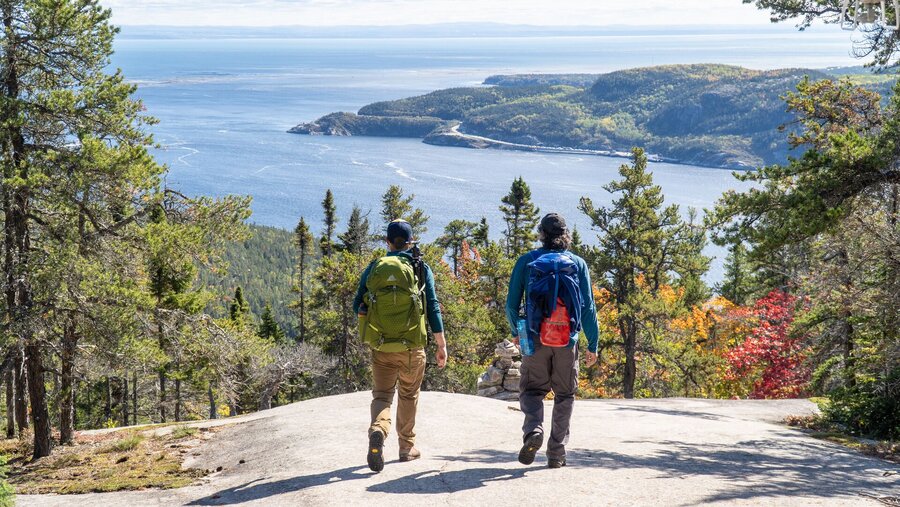 Randonneurs regardant le Fjord du Saguenay