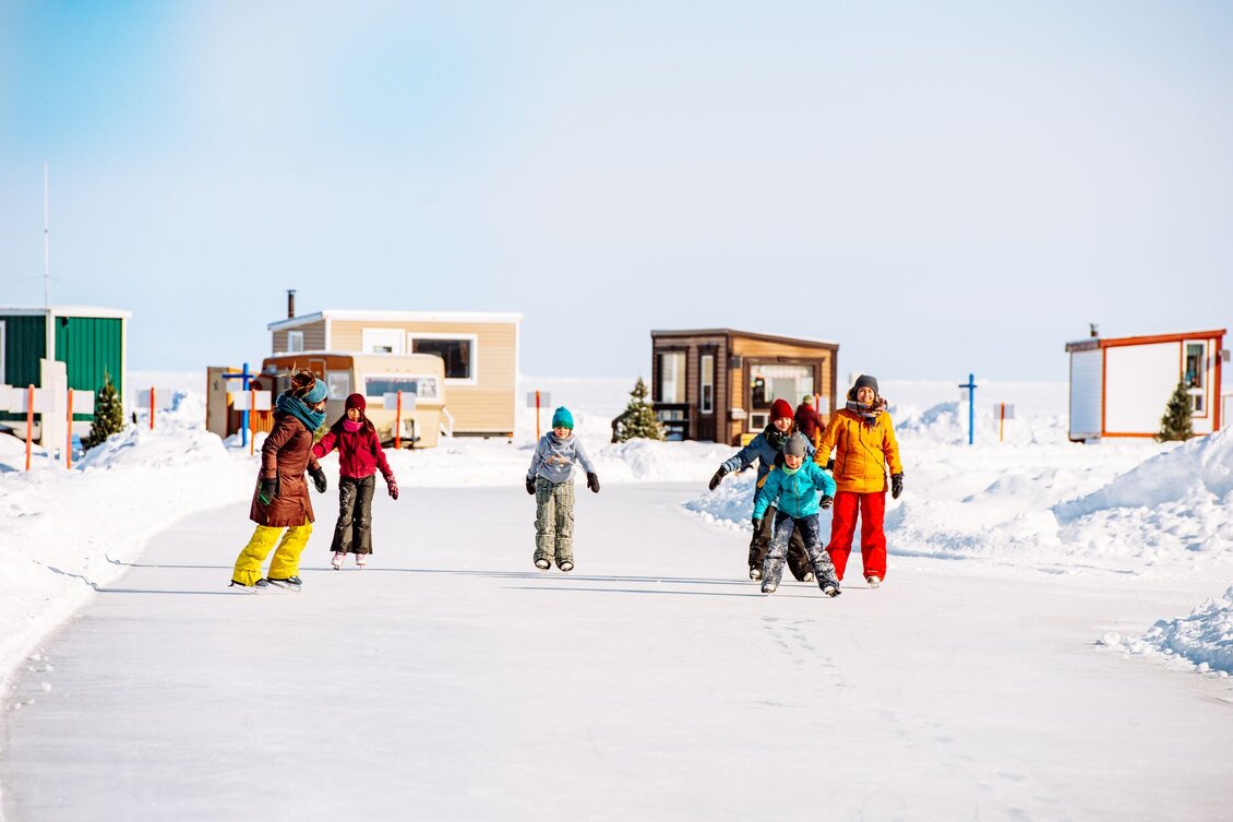 Enfants patinant sur une glace extérieure au Village de glace de Robervalen hiver