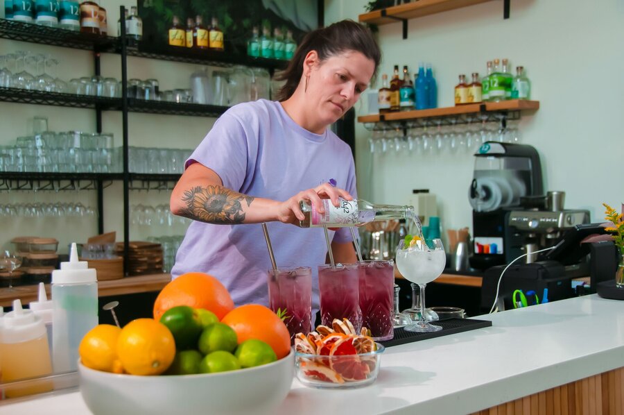 Préparation de cocktails avec les spiritueux du Fjord