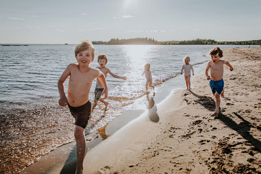 Enfants jouant sur une plage du lac Saint-Jean