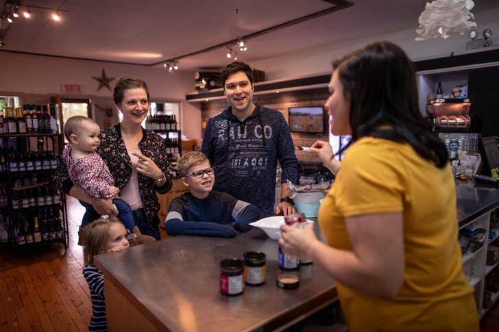 Famille dégustant des produits aux Délices du Lac