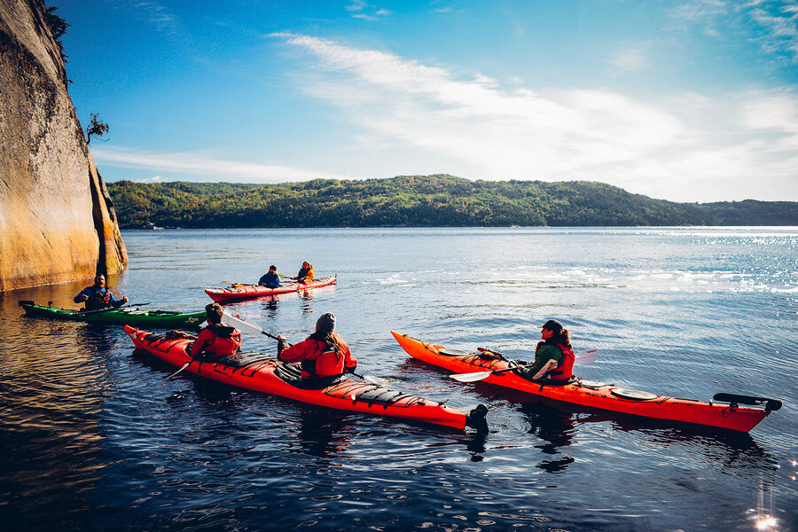 Groupe de kayakistes au pied d'une falaise du Fjord du Saguenay