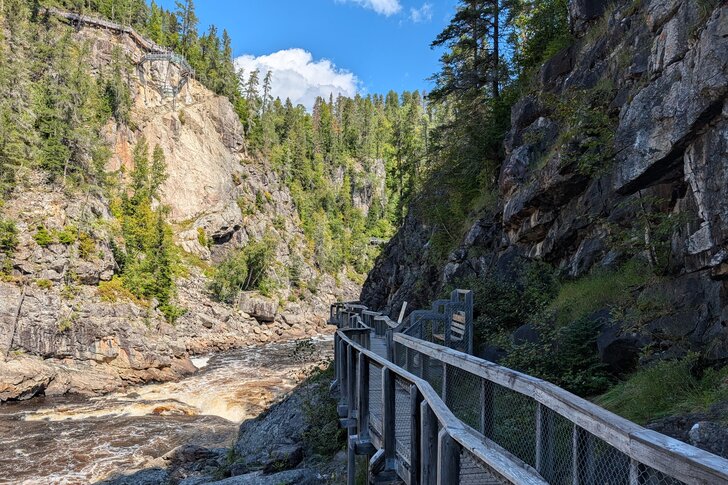 Passerelle d’observation bordant la rivière Métabetchouane