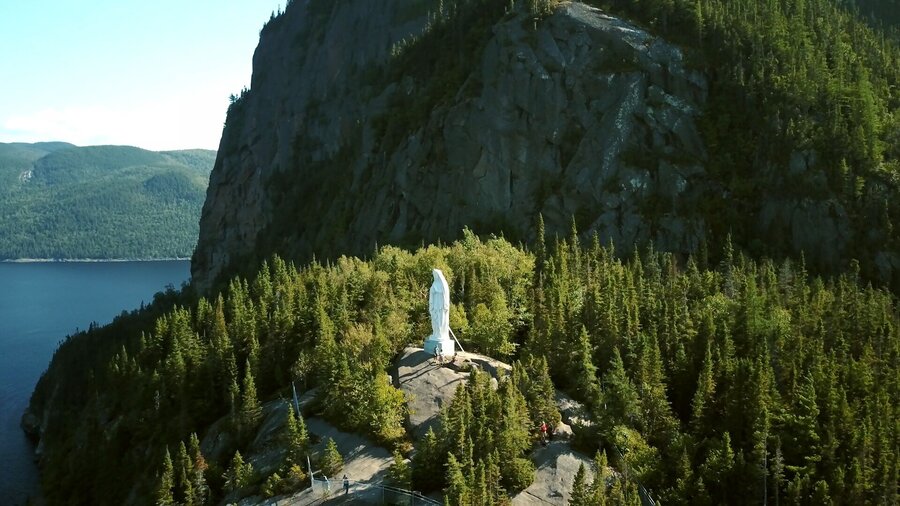 Statue Notre-Dame-du-Saguenay sur un cap du fjord