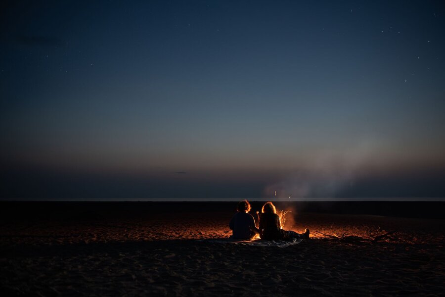 Feu de plage sous les étoiles au lac Saint-Jean