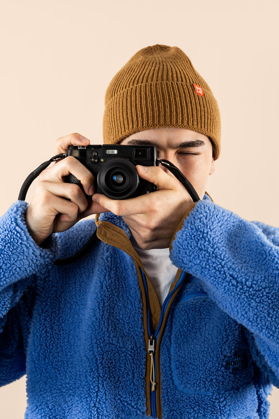 Personne prenant une photo avec appareil et tuque SagLac