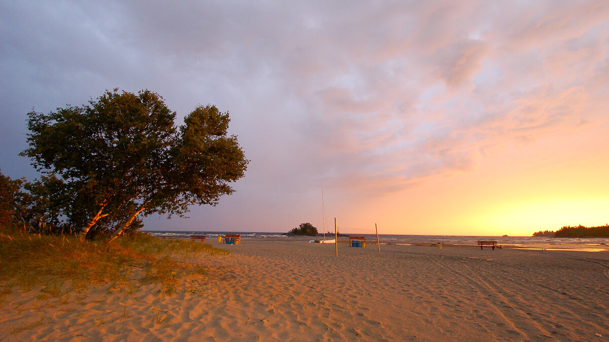 Vue de la plage du Camping Belley au couché du soleil