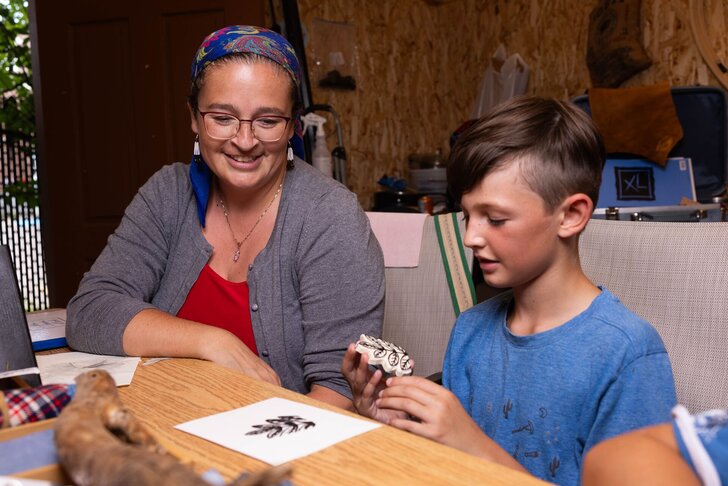 Enfant participant à un atelier culturel au Musée ilnu