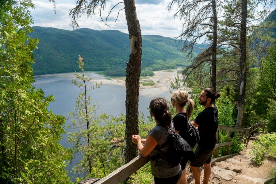 Groupe regardant la vu d'une randonnée au Parc national du Fjord-du-Saguenay