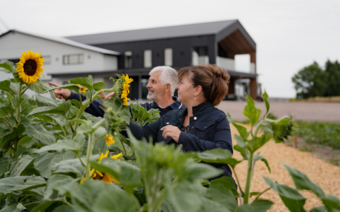 Personnes visitant un jardin de tournesols à la ferme Tournevent