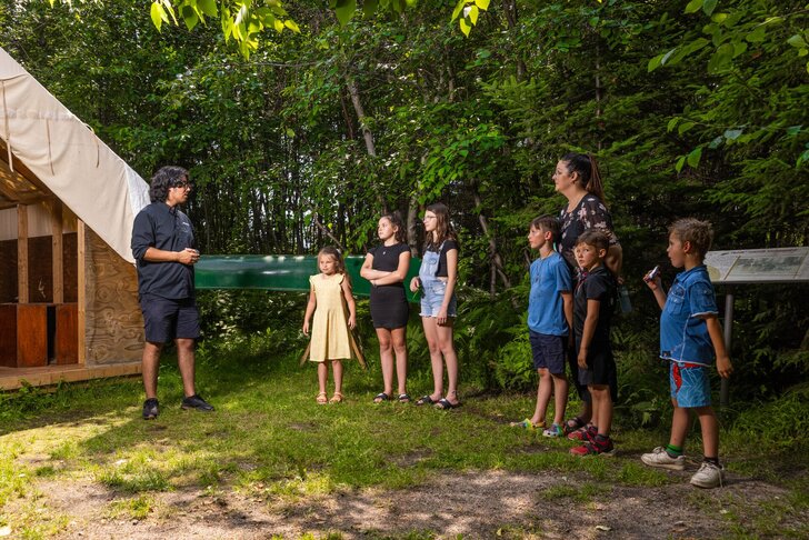Groupe participant à une activité culturelle en forêt