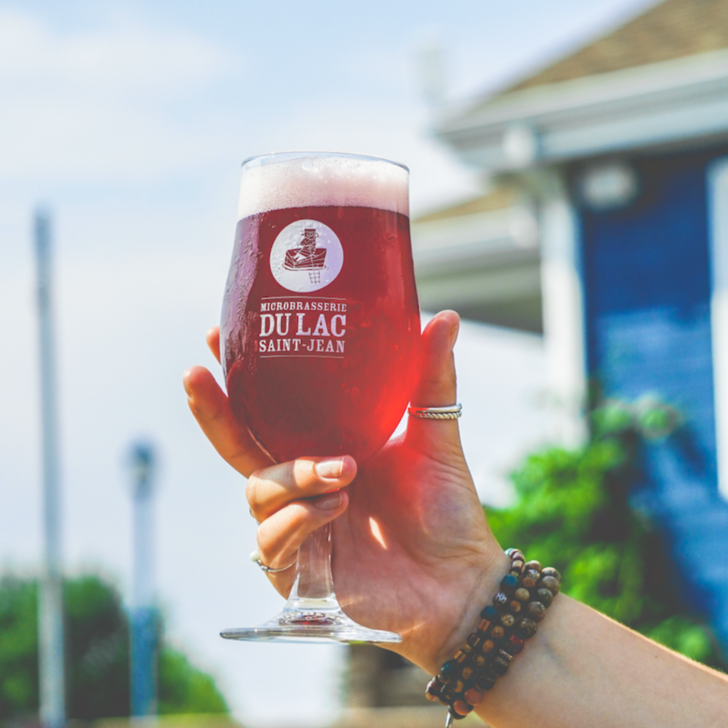 Verre de bière fruitée de la Microbrasserie du Lac Saint-Jean