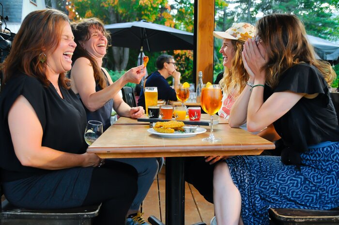 Groupe dégustant bières et repas sur une terrasse