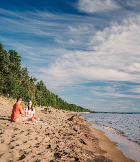 Couple sur la plage du parc national de la Pointe-Taillon