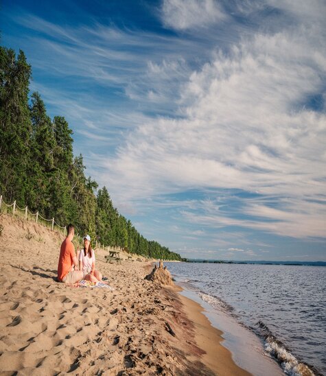 Couple sur la plage du parc national de la Pointe-Taillon