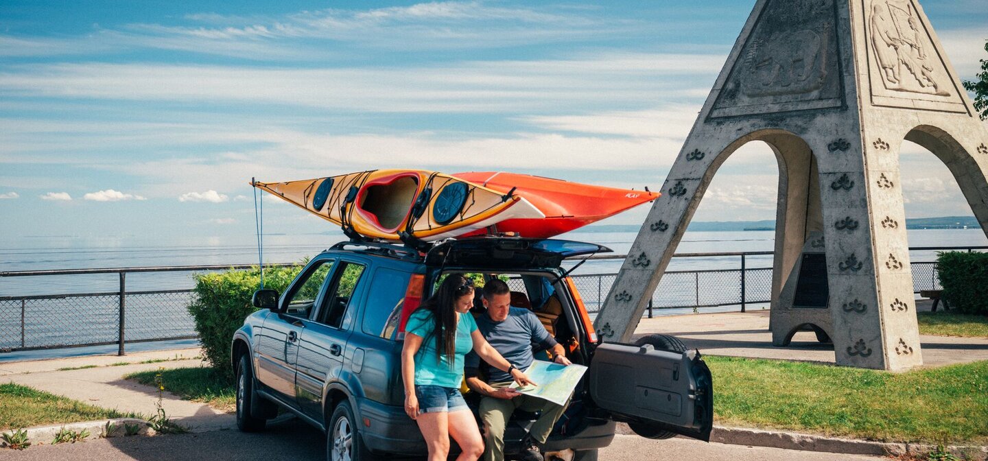 Couple préparant une excursion en kayak à Mashteuiatsh