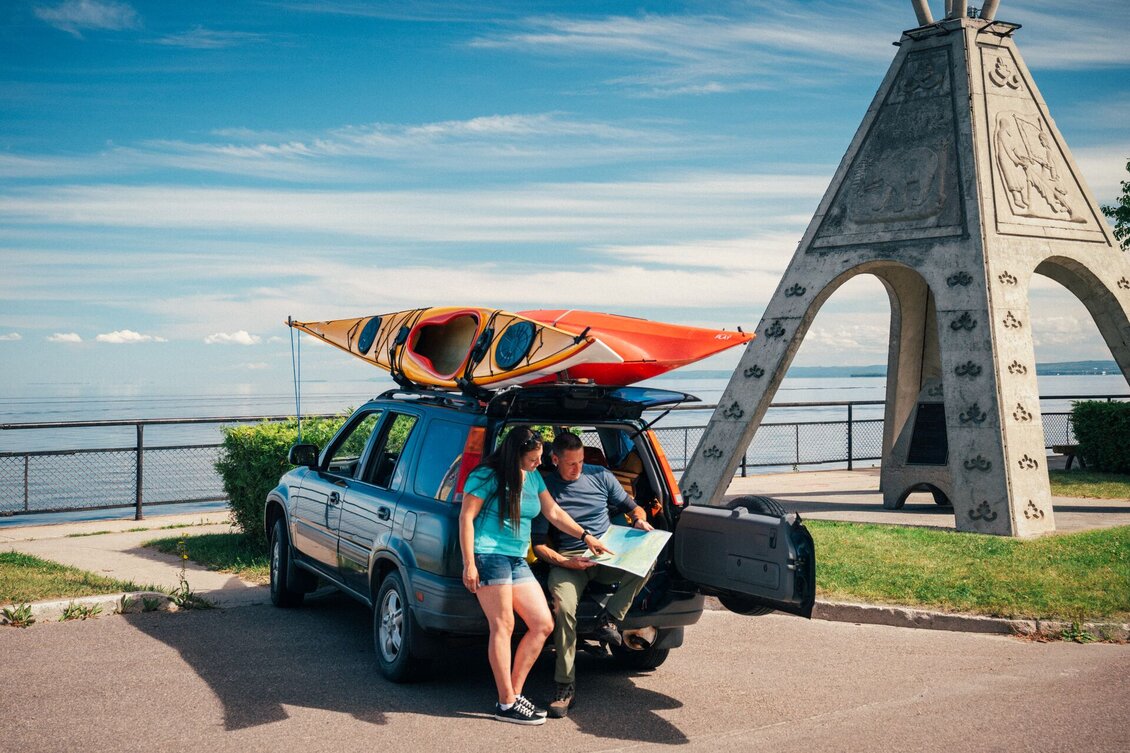 Couple préparant une excursion en kayak à Mashteuiatsh
