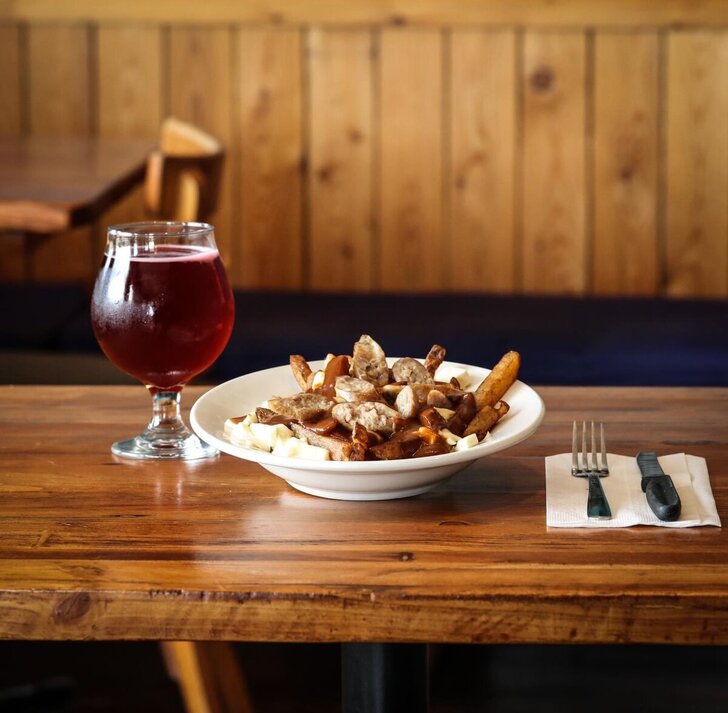 Poutine et bière artisanale servies à la microbrasserie