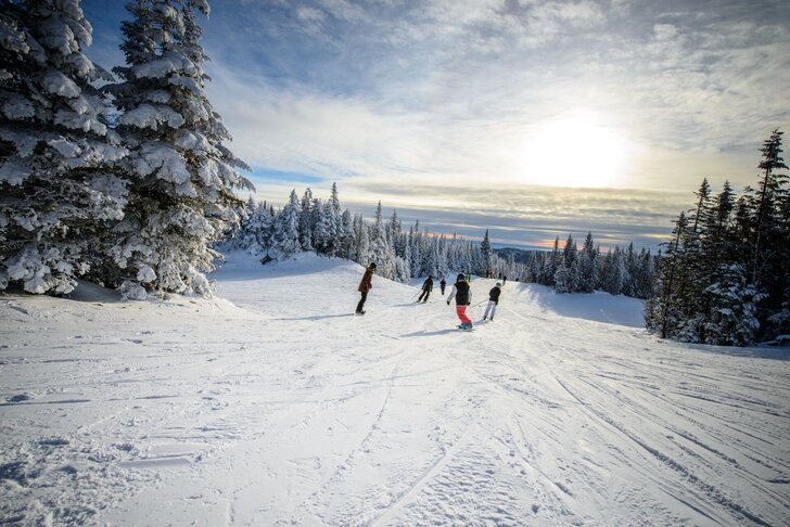 Skieurs profitant des pistes enneigées du Valinouët