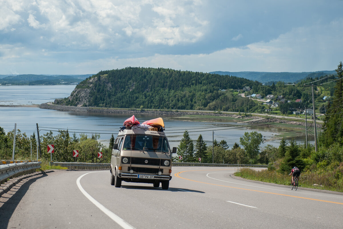 Vue d'une minivan sur la route du Fjord à Saint-Fulgence