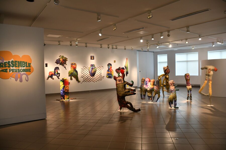 Vue d’ensemble d’une exposition d’art contemporain
