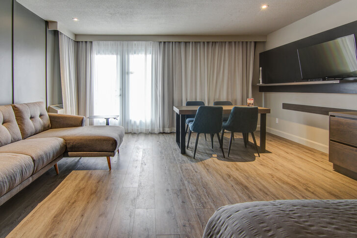 Suite spacieuse avec salon, table à manger et téléviseur