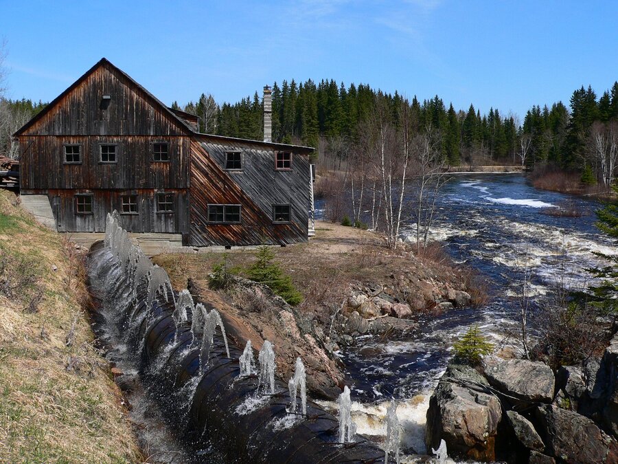 Ancienne scierie de La Doré au bord d’une rivière