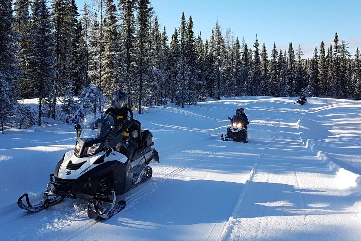 Motoneigistes en expédition au Parc régional des Grandes rivières du Lac Saint-Jean