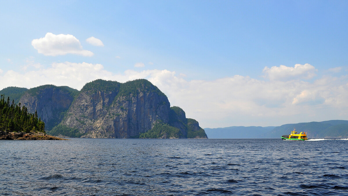 Vue d'une navette maritime navigant sur le Fjord du Saguenay par une belle journée d'été