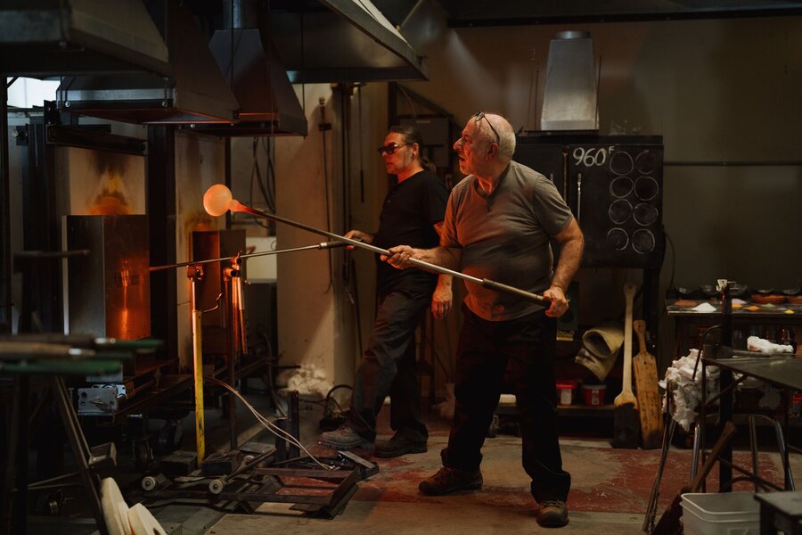 Artisan soufflant le verre chez Touverre