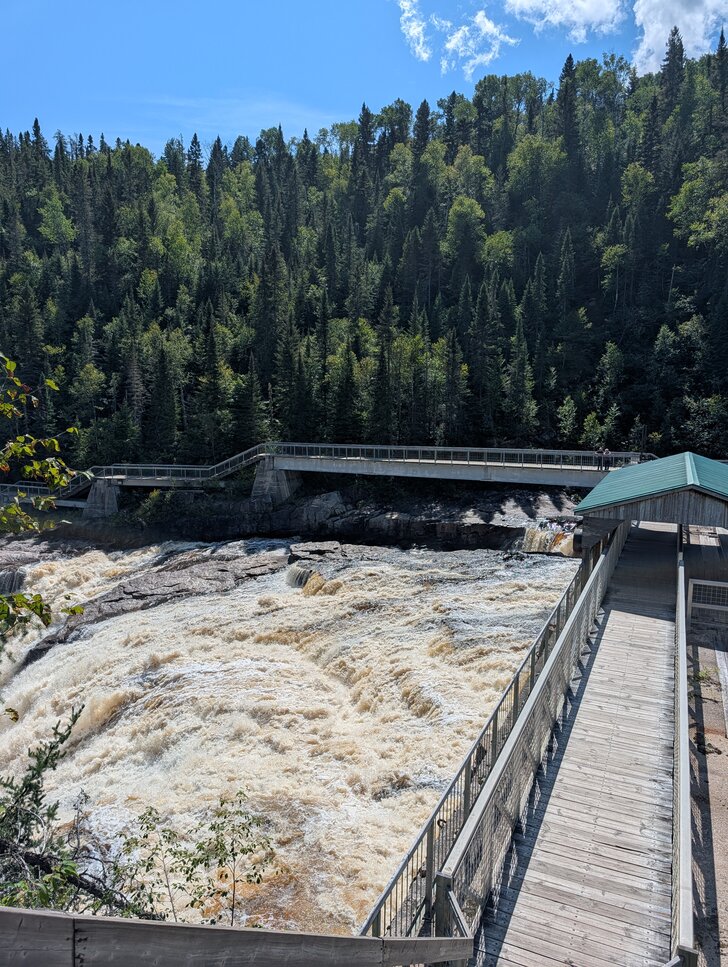 Vue sur les rapides et la passerelle du Trou de la Fée