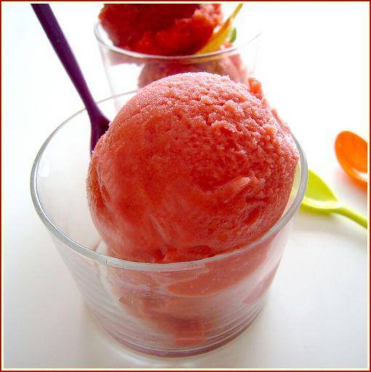 Sorbet aux fruits rouges servi dans une coupe transparente