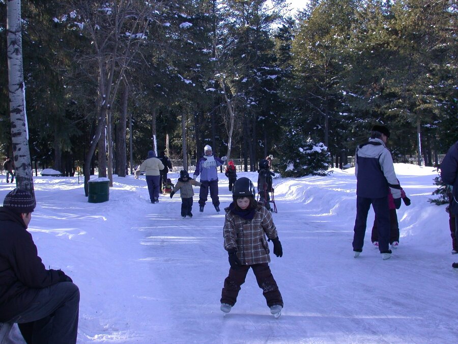 Patineurs sur un sentier glacé au Centre de villégiature Dam-en-Terre