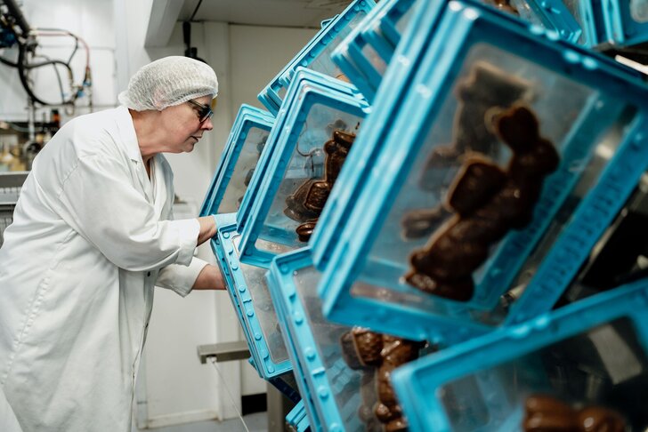 Fabrication de chocolats moulés à la chocolaterie trappiste