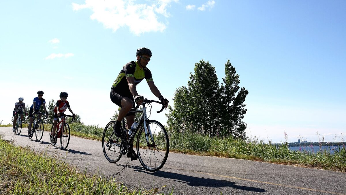 Group of cyclists on the Véloroute des Bleuets