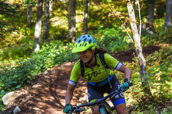 Cycliste en vélo de montagne en descente dans un sentier