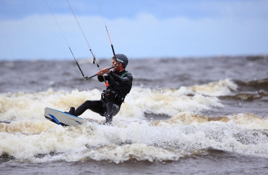 Homme faisant du kitesurf.