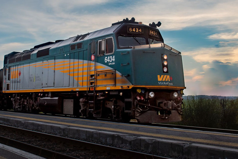 Vue d'un train passager de Via rail Canada