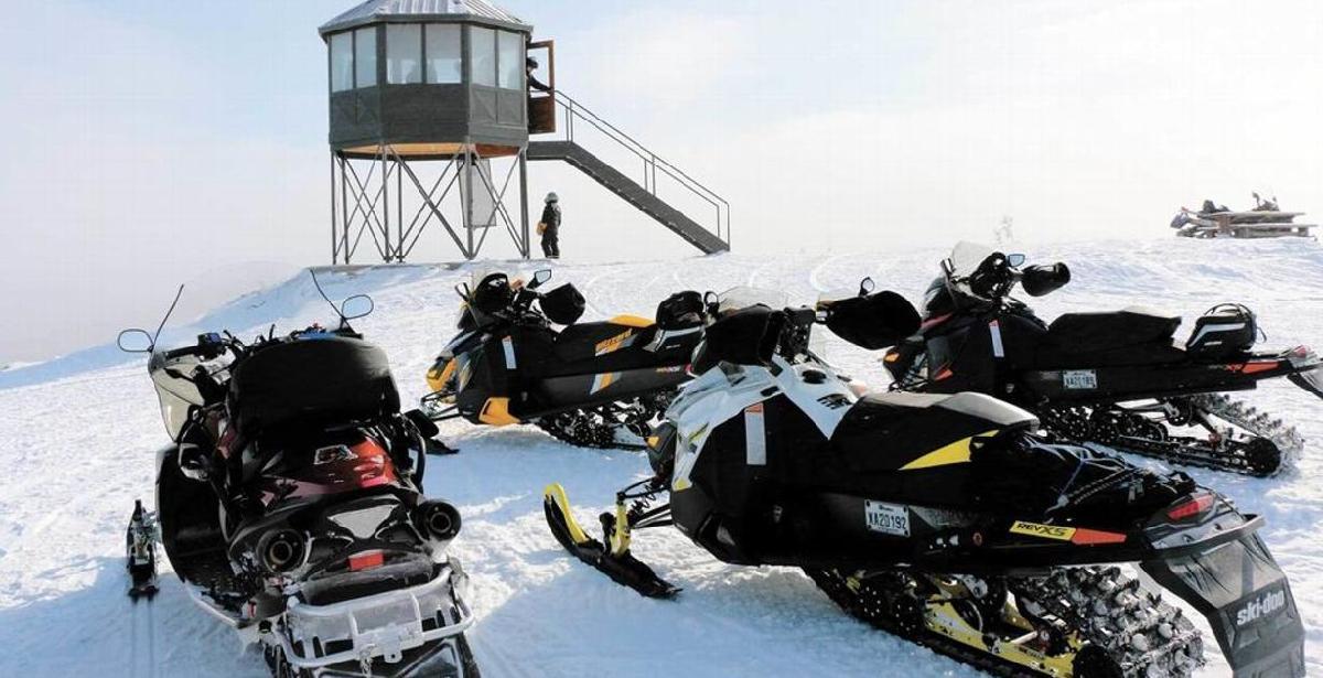 Several snowmobiles on the top of Mount Apica